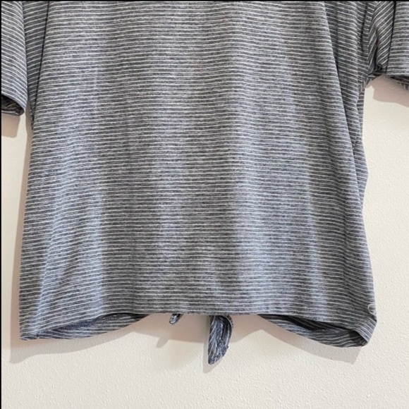 GAP Fit gray/white striped short sleeve keyhole cutout back cropped tee - Picture 4 of 9